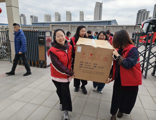 太原万柏林区长风西街街道：党旗飘扬送温暖  真情关爱助成长