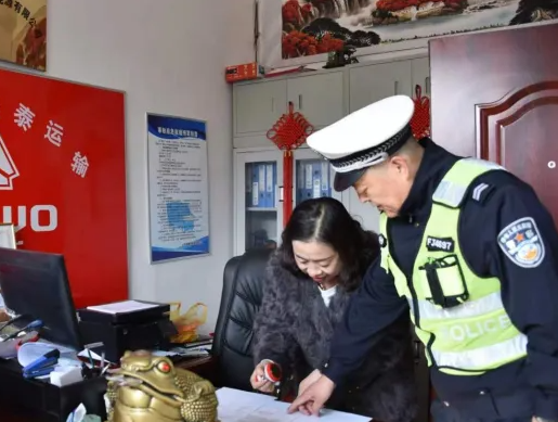 临汾安泽县公安局交管大队深入货运企业开展安全检查与宣传 筑牢