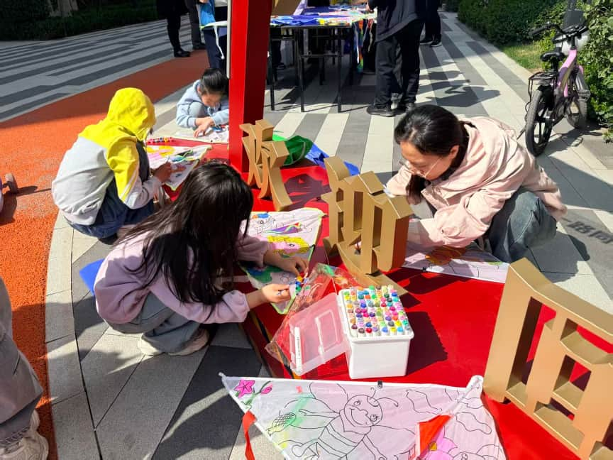 太原万柏林区和平街道重院社区：手绘风筝绘春光，童心逐梦向未来