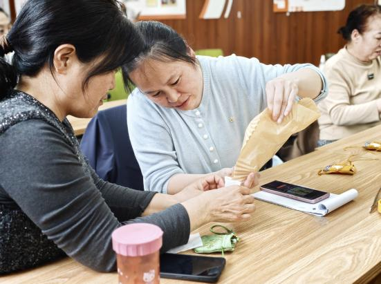 太原万柏林区下元街道：一缕药香忆清明  手工香囊传温情
