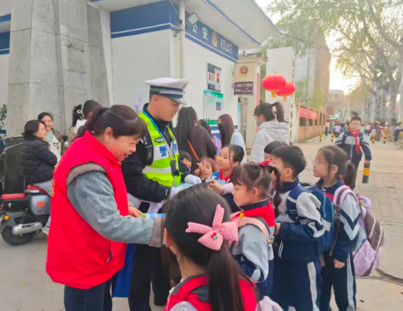 临汾侯马：交警护学岗再发力  一老一小安全宣传暖人心