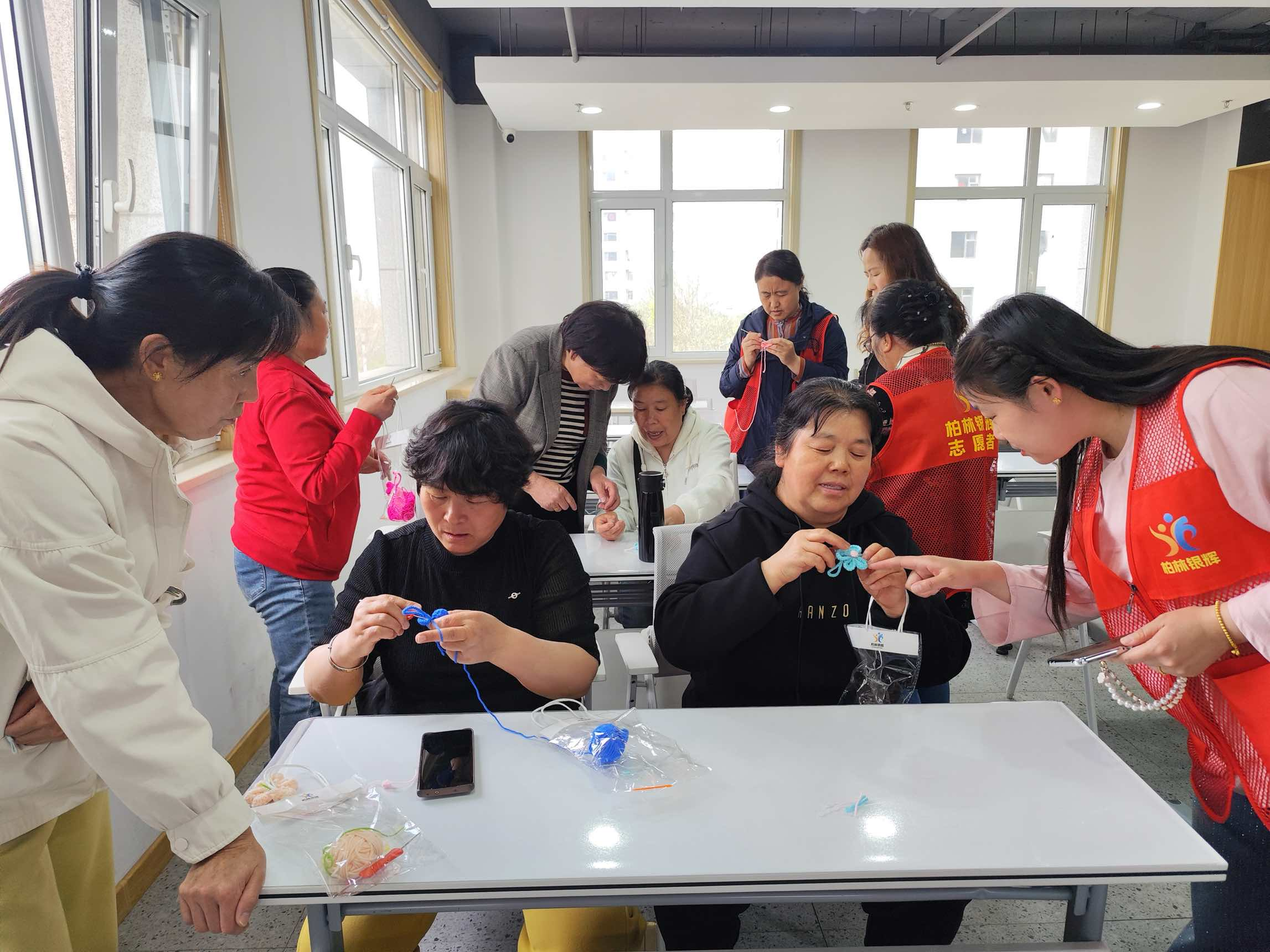 太原万柏林区南寒街道：银辉暖时光  巧手学钩编