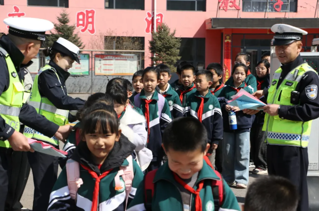 山西吕梁交口公安交管大队：校门口微课堂  交通安全入人心