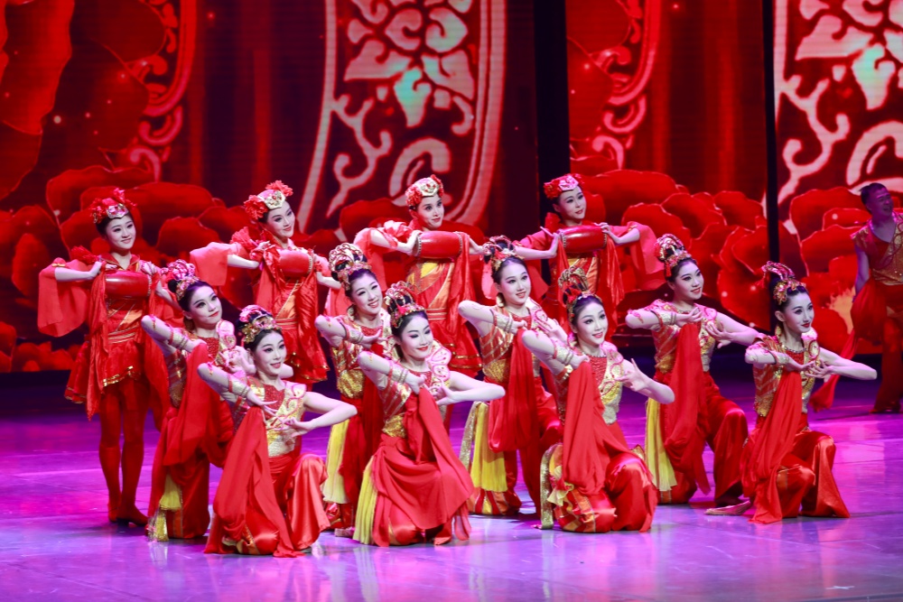 太原杏花剧院首场惠民晚会启幕  绘就杏花岭公共文化新图景