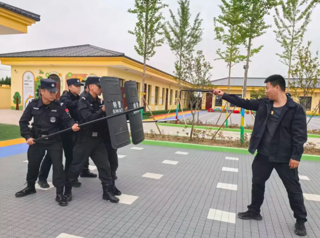 运城稷山县翟店派出所联合巡特警大队开展幼儿园反恐防暴应急演练暨安全宣传教育活动