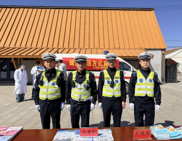 大同左云县公安局交管大队借力文化惠民活动  深入农村开展交通安全宣讲