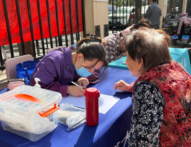 义诊进养老  温情润银发——太原杏花岭区巨轮街道程家村东社区开展公益义诊活动