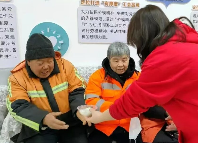 太原迎泽区双塔街道东景苑社区：党建引领聚合力，爱心驿站暖民心