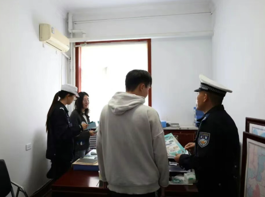 山西吕梁石楼县公安局交管大队开展交通安全进机关宣讲活动，筑牢文明出行安全防线
