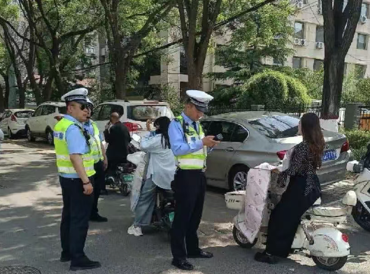 长治壶关公安交管民警提醒：初夏升温，骑行安全从“头”做起！