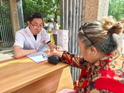 太原万柏林区下元街道：旧物换抽纸  义诊送上门