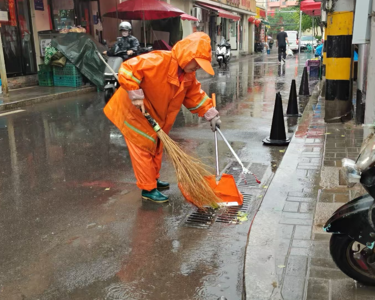 以“迅”应汛，向雨而行！太原城管全力守护市民出行畅通