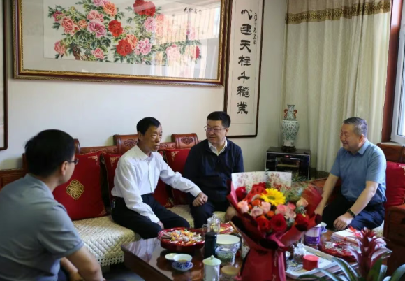 忻州静乐县委书记于海滨走访看望退休老干部