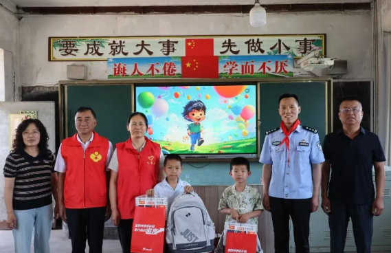山西吕梁汾阳公安走进白石小学：一份礼物，一段陪伴
