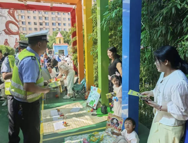 山西吕梁文水县交管大队： “六一”童趣集市开摊  交通安全伴童同行
