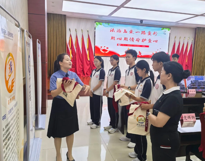 临汾市第一中心学校师生代表参加临汾未检十周年检察开放日活动