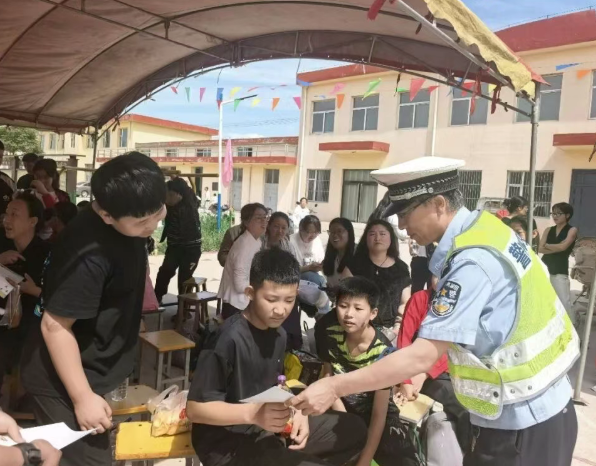 山西吕梁文水交管大队：节日送上安全礼  交警入校讲交规