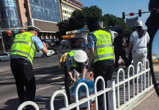 早高峰蔬菜散落一地，山西吕梁公安交警迅速处置恢复交通获点赞
