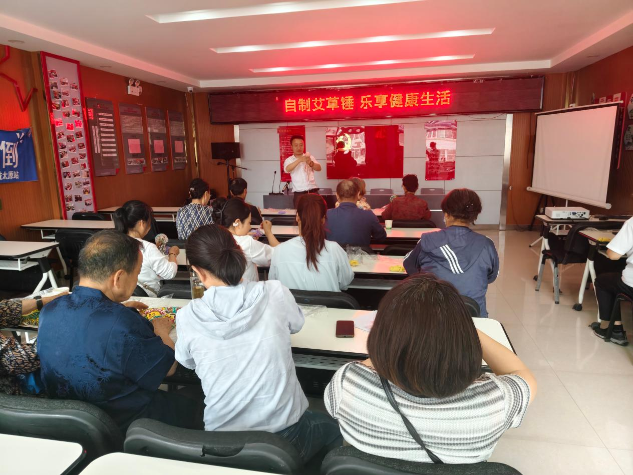 太原万柏林区兴华街道：自制艾草锤  乐享健康生活