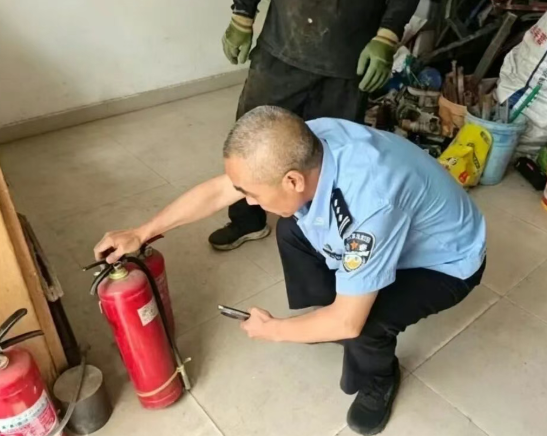 夏季高温“易燃仓”？太原尖草坪派出所突击检查废品站，当场整改这些隐患！