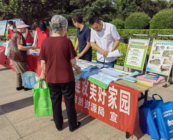 运城万荣县自然资源局开展“6·16安全宣传咨询日”活动