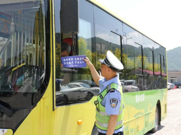 山西吕梁交口县公安局交通管理大队：端午节前进车站  普及交规话安全