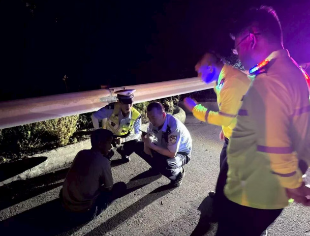 山西高速交管一支队四大队：惊险！男子醉酒骑车上高速  路警联动化险情