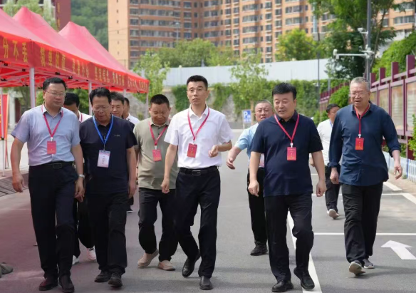 山西吕梁石楼县委副书记、政府县长张鹏耀深入石楼中学中考考点巡考