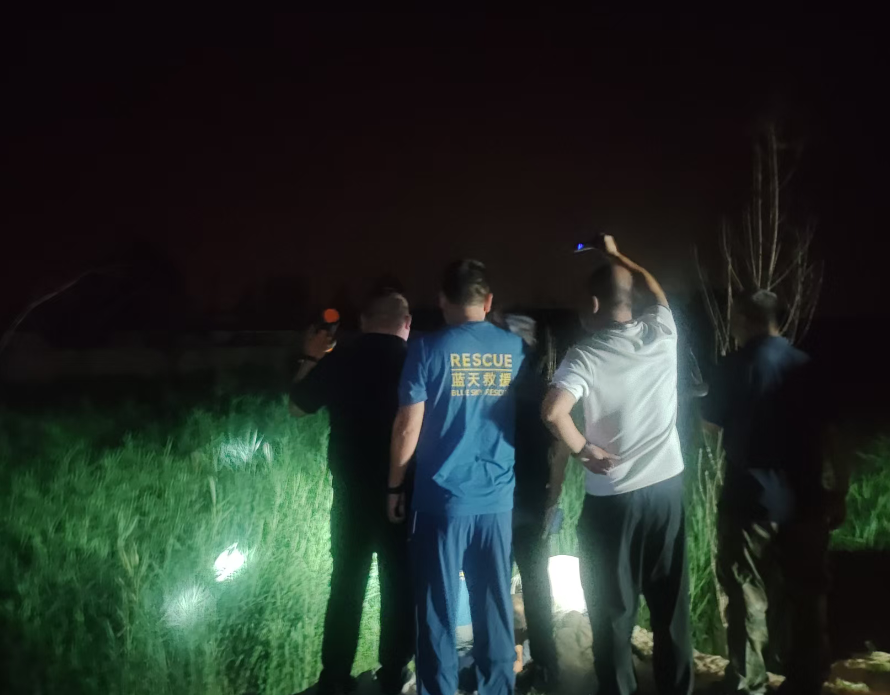 太原市晋源区：七旬老人陷泥潭被困七小时  多方合力深夜紧急救援