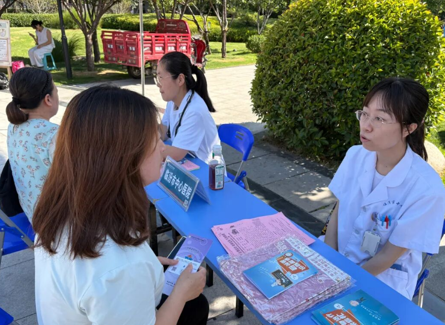 临汾市中心医院参加市卫健委全国老年健康宣传周活动