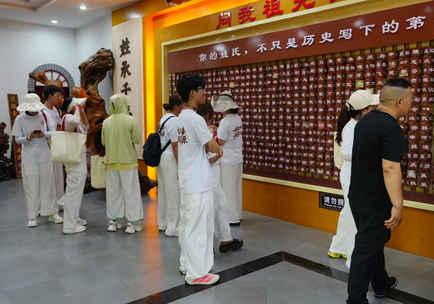 一槐连四海，寻根祭祖源——139名宗亲齐聚山西洪洞大槐树开展寻根祭祖活动