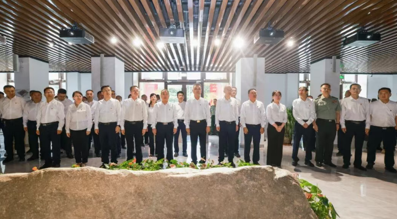 山西吕梁离石区委书记赵建喜带队在吕梁英雄故事馆瞻仰学习