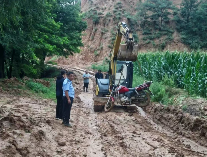山西吕梁石楼：雨停路烂  民警徒步护送受困群众