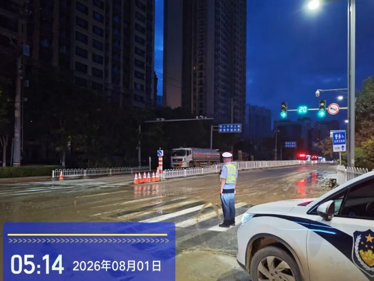 暴雨突袭！山西吕梁公安交警昼夜坚守 全力保障汛期道路通行安全