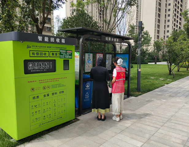 太原万柏林区和平街道星光社区开展垃圾分类亭规范投放宣传活动