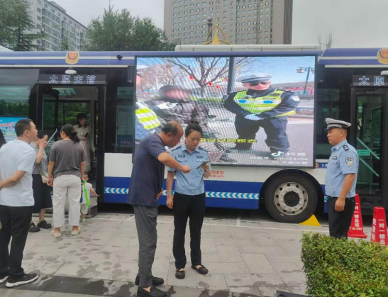太原万柏林区兴华街道滨河社区开展“流动车管上门  便民服务到家”一站式车驾管服务
