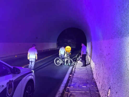 长治平顺：骑行夜困隧道！警灯照亮前路
