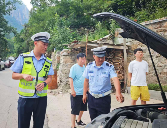 高温酷暑车辆抛锚  长治平顺交警暖心推车保畅通
