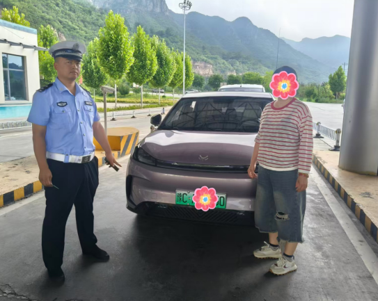 侥幸超员驶上路  刚入晋境被查处——长治平顺交警严查私家车超员违法行为