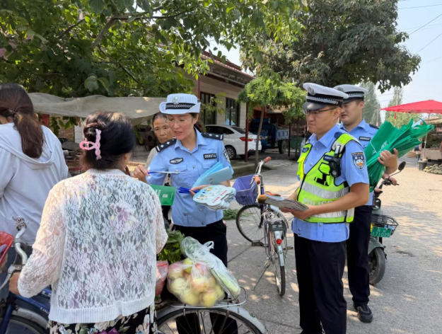 山西吕梁汾阳市公安局交管大队：赶大集送平安   筑牢农村暑期交通安全防线