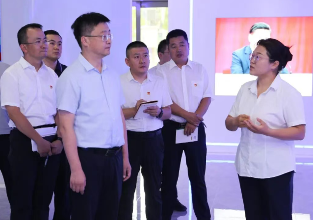 山西吕梁市人社局党组书记李刚在市创业就业服务中心调研