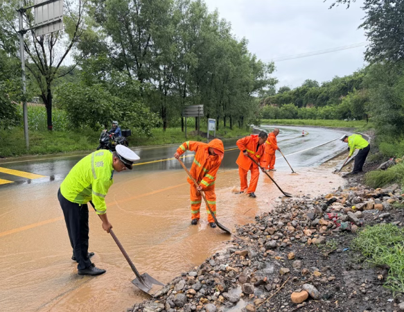 暴雨轮番来袭！山西吕梁汾阳交警昼夜坚守 护航汛期道路通行安全