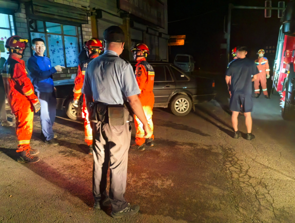 长治沁源：深夜蛇扰饭店惊魂  警消联动连夜除险护民安