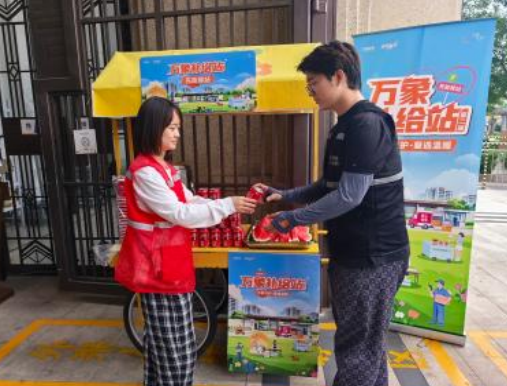 太原万柏林区长风西街街道：夏日送清凉  暖“新”赶路人