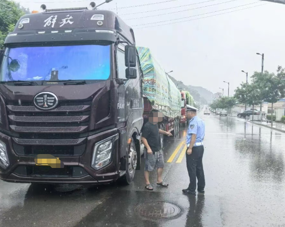 山西吕梁石楼公安暖心护航外地货车司机顺畅出行