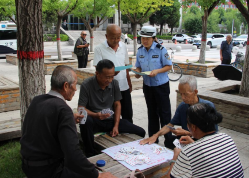 长治武乡：公园遛个弯，交警把“安全锦囊”送到手边