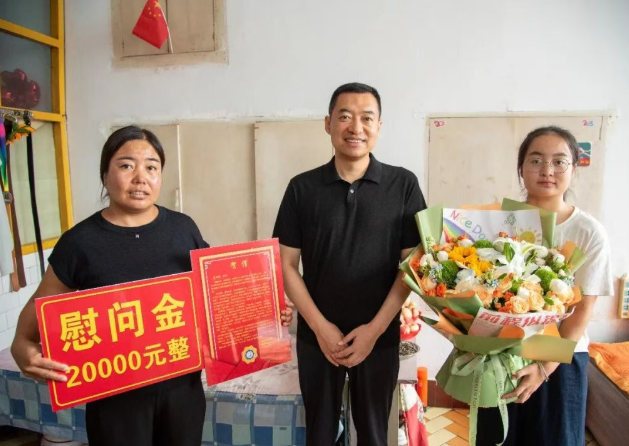 山西吕梁临县县委副书记、政府县长李瑞刚走访慰问2026年度高考优秀学子