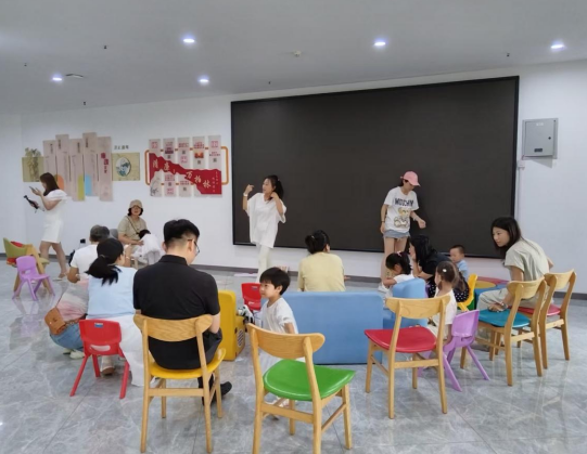 太原万柏林区兴华街道滨体社区开展“玩转双语识五官  亲子互动嗨翻天”活动