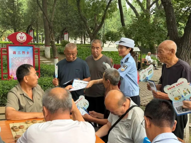 山西吕梁汾阳市公安局交管大队：守护一老一小   把交通安全送到群众纳凉点