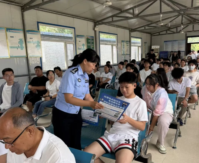 山西吕梁孝义公安交管大队：系好 “生命带” 上好入门课  走进驾校开展初学驾驶人